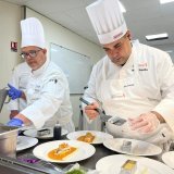 Mickael Siegenthaler (à droite), accompagné par son maître socio-professionnel Sébastien Burget, en pleine préparation ce samedi matin lors du concours.